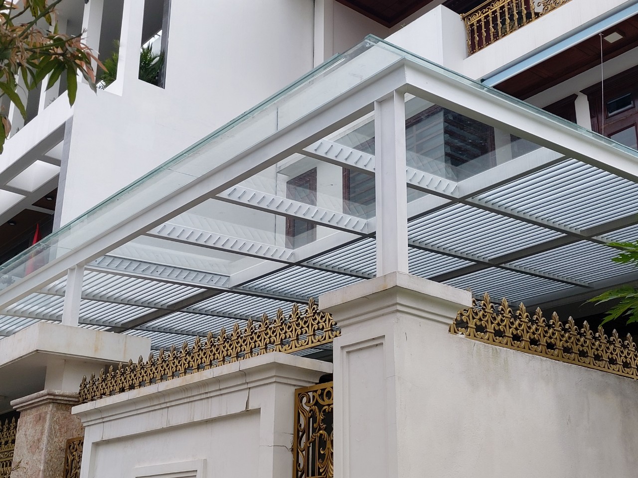 mái kính cường lực cùng nhôm lá