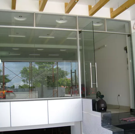 mẫu cửa kính nhà ống