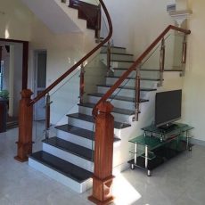 cầu thang kính trụ inox
